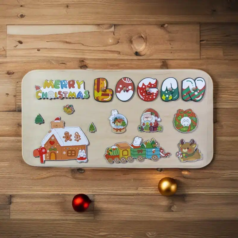 Une planche de bois avec des décorations de Noël dessus.