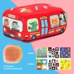 Un autobus rouge avec des animaux de dessin animé à bord, un ensemble de dix boîtes à mouchoirs magiques aux couleurs vives et une grille de cartes éducatives comportant des images et des lettres variées sont présentés.