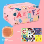 Le coffret sensoriel Boîte à Mouchoirs Magique est composé de dessins de l'alphabet et d'animaux, de 10 foulards multicolores et de cartes illustrées de formes, d'animaux, de chiffres et d'objets.
