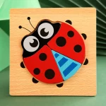 Un puzzle en bois avec une coccinelle dessus.
