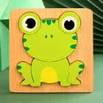Un puzzle en bois avec une grenouille verte dessus.