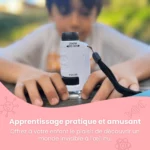 Un enfant explore la nature avec le Microscope de Poche pour Enfant - Portable, qui grossit jusqu'à 120x. Ce microscope pratique et amusant favorise la découverte scientifique et l’apprentissage actif en plein air.
