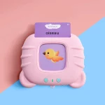 Mes Premiers Mots - Lecteur de Cartes Éducatives pour Enfants est un jouet rose avec un oiseau dessus, parfait pour les jeunes enfants.