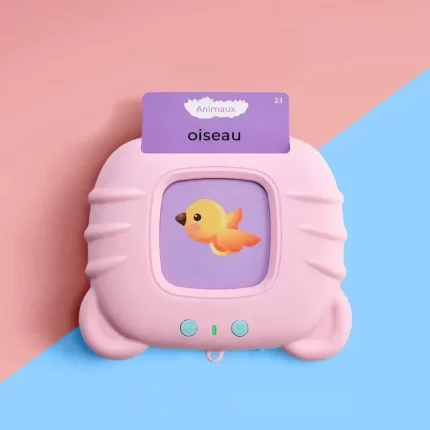Un jouet numérique Mes Premiers Mots avec un écran affichant un oiseau jaune de dessin animé et une carte pédagogique sur le dessus indiquant "animaux oiseau" sur un fond bicolore rose et bleu.