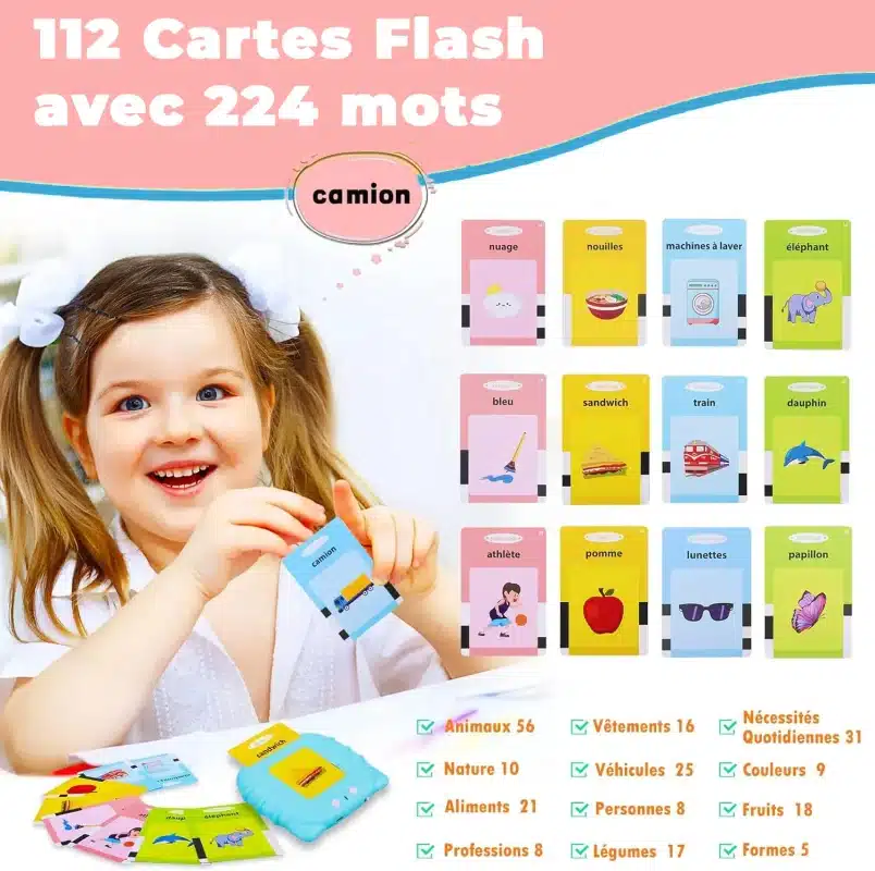 Une petite fille brandit un jeu de Mes Premiers Mots - Cartes Flash Parlantes Éducatives pour Enfants.