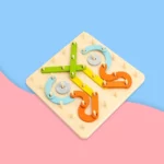 Le "Jeu de construction Montessori à forme variable - Image à copier" est un panneau perforé carré avec des pièces et des chevilles colorées et emboîtables, sur un fond bleu et rose.