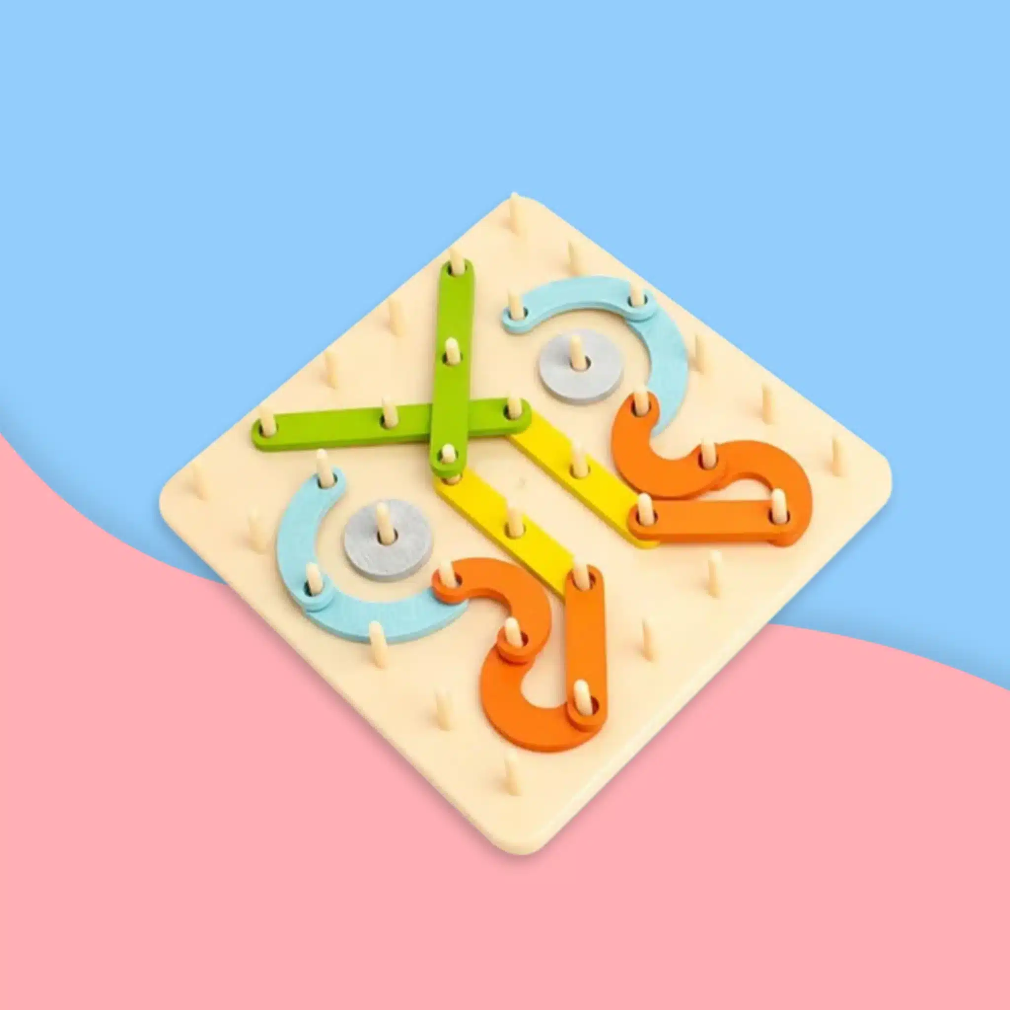 Le "Jeu de construction Montessori à forme variable - Image à copier" est un panneau perforé carré avec des pièces et des chevilles colorées et emboîtables, sur un fond bleu et rose. Le "Jeu de construction Montessori à forme variable - Image à copier" est un panneau perforé carré avec des pièces et des chevilles colorées et emboîtables, sur un fond bleu et rose.