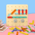 Le Jeu de construction Montessori à forme variable - Image à copier est un panneau perforé en bois avec des pièces colorées emboîtables pour construire une forme de camion, inspiré de Montessori, et comprend des pièces détachées ainsi qu'un livret d'instructions avec des images à copier.