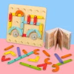 Le « Jeu de construction Montessori à forme variable - Image à copier » comprend un plateau en bois, des pièces géométriques colorées pour créer des véhicules ou des formes dispersées, et un livret illustré pour une construction guidée et une exploration créative.