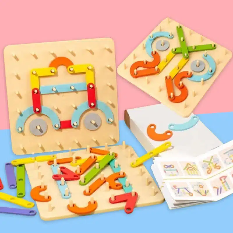 Le Jeu de construction Montessori à forme variable - Image à copier comprend un panneau perforé en bois, des bâtons colorés et des formes pour construire des formes comme des voitures et des papillons, des pièces détachées, des cartes d'instructions et des images à copier pour un plaisir de construction créatif.