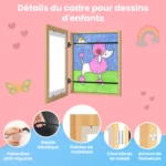 Cadre pour dessins d'enfant A4 avec porte battante, charnières en métal, fermeture magnétique, élastique et protection anti-rayures-stockez et exposez jusqu'à 150 dessins. Présenté sur fond rose décoratif.