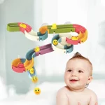 Un bébé joue avec un jouet de Bain Tobogan Canard à Ventouse Baignoire dans une salle de bain.