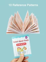 Main tenant un livret de Jeu de construction Montessori à forme variable - Image à copieur intitulé « Puzzle de variété » avec « 10 modèles de référence » affichés ci-dessus, présentant des exemples de conceptions de puzzle de forme variable.