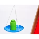 Une Balance Ancienne en Bois avec une bouteille dessus.