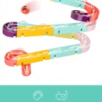 Un jeu coloré avec un ballon et un Jouet de Bain Tobogan Canard à Ventouse Baignoire.