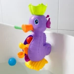 Un Jouet de Bain Déversoir à accrocher à la baignoire est accroché à la baignoire.