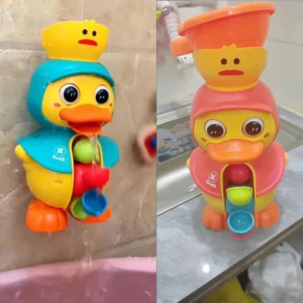 Deux photos d'un Jouet Douche et Bain Canard Mignon avec Ventouse dans une baignoire, parfait pour l'heure du bain.