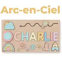 Puzzle en bois personnalisé avec le nom « Charlie » et diverses formes comme un arc-en-ciel, des fleurs et une voiture.