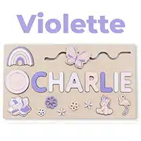 Puzzle prénom en bois personnalisé pour enfants avec le prénom "charlie" et des éléments décoratifs comme un arc-en-ciel, un papillon, des fleurs, un hippocampe et une licorne.