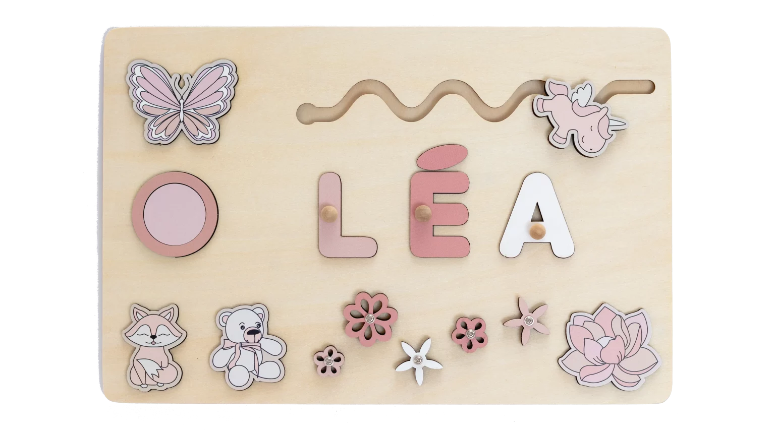 Planche de puzzle en bois avec le nom « Léa » épelé en lettres découpées, entouré de diverses formes telles que des papillons, des fleurs et des figures d'animaux.