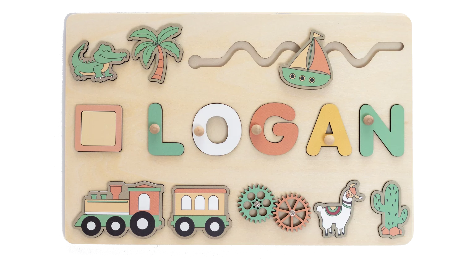 Puzzle en bois épelant « logan » entouré de formes et d'icônes colorées comme un crocodile, un palmier, un bateau, un train et des engrenages sur un fond clair, présentant un délicieux casse-tête.