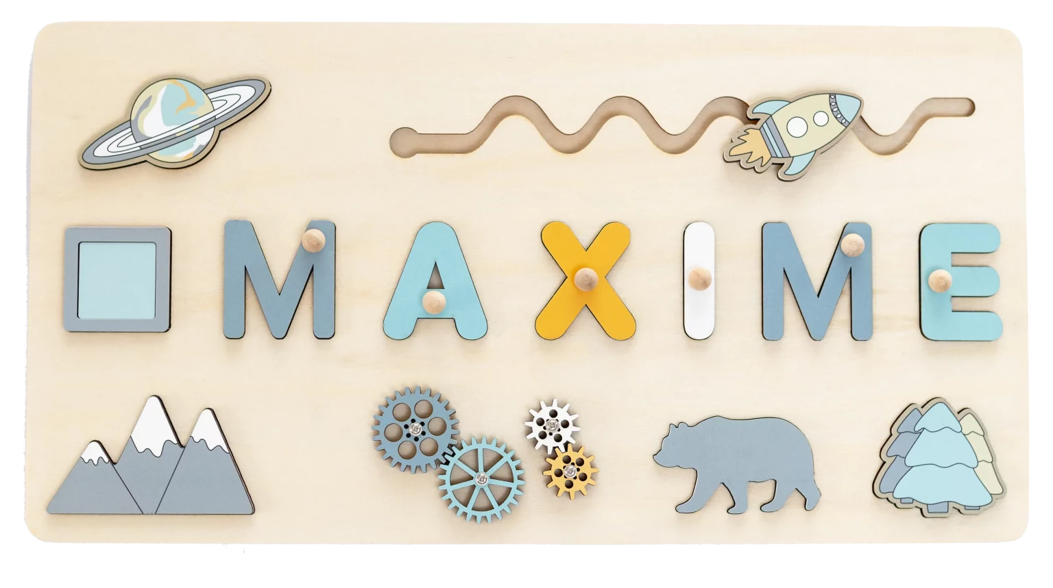 Un jeu de puzzle en bois coloré épelant "maxime" avec des éléments décoratifs dont une fusée, des montagnes, un ours, des engrenages et une planète.