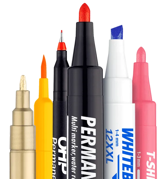 Des marqueurs assortis, notamment des marqueurs permanents, pour tableau blanc et à peinture dorée avec différentes couleurs et formes de pointe, sont soigneusement disposés en rangée. Certains proposent même des conseils sur les tampons pour plus de créativité.