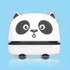 Un petit gadget blanc et arrondi avec un visage de panda sur fond bleu clair.