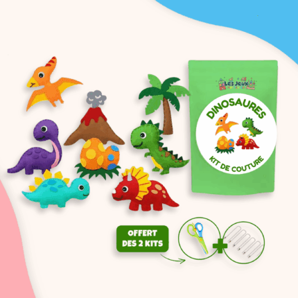 Le Kit de Couture Enfants - Porte-clés à Faire Soi-Même en Sécurité comprend des dinosaures en feutrine, un volcan, un palmier et une pochette verte étiquetée "Dinosaures Kit de Couture", ainsi que des outils de couture sécurisés et un porte-clés DIY en bonus.