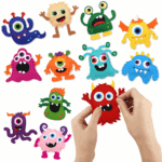 Une paire de mains assemble un porte-clés monstre en feutre rouge du Kit de Couture Enfants - Porte-clés à Faire Soi-Même Sans se piquer le doigt, entouré d'autres objets artisanaux monstres en feutre colorés sur une surface blanche.