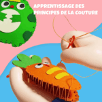 Une main coud une carotte en feutre avec du fil orange tandis qu'un animal en feutre vert et blanc repose au-dessus. Le texte en français dit : "Apprentissage des principes de la couture". Idéal pour le Kit de Couture Enfants - Porte-clés à Faire Soi-Même en Sécurité.
