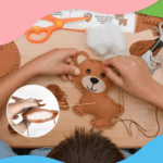Un enfant coud un ours en peluche en feutre marron à l'aide du Kit de Couture Enfants - Porte-clés à Faire Soi-Même en Sécurité ; les fournitures de couture et la bourre sont visibles, avec un gros plan de la couture du bord de l'ours.