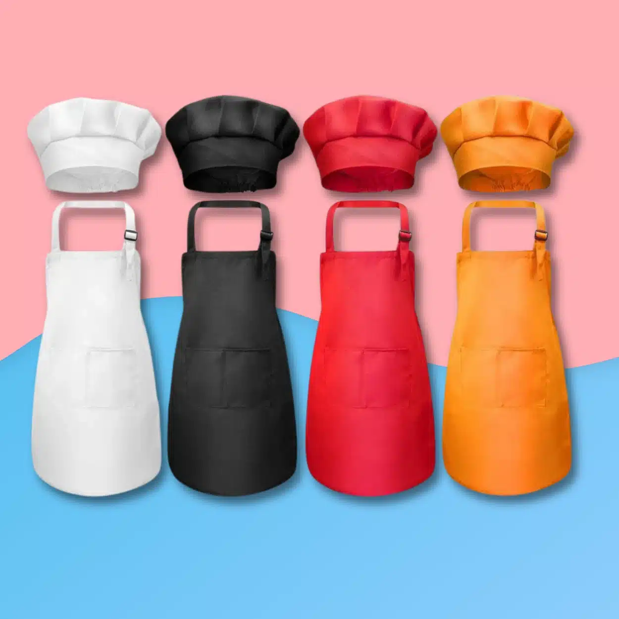 Quatre ensembles Tablier et Toque de Cuisine pour Enfant en blanc, noir, rouge et orange sont disposés en ligne sur un fond rose et bleu. Quatre ensembles Tablier et Toque de Cuisine pour Enfant en blanc, noir, rouge et orange sont disposés en ligne sur un fond rose et bleu.