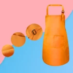 Tablier et Toque de Cuisine pour Enfant présenté en orange avec une sangle réglable et une poche frontale, sur fond rose et bleu avec des images en gros plan mettant en valeur le tissu, les coutures et les détails de la boucle.