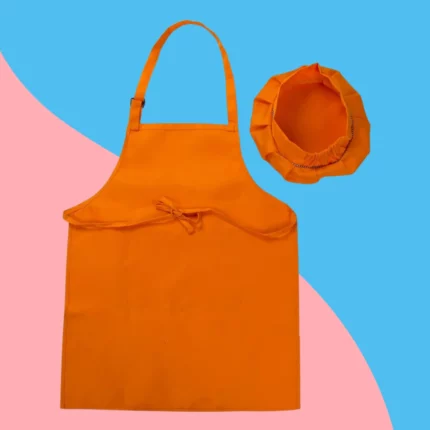 Les Tablier et Toque de Cuisine pour Enfant en orange vif sont présentés sur un fond bleu et rose éclatant.