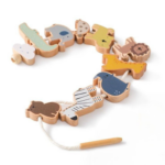 Jouet montessori animaux en bois : Des blocs de bois en forme de lion, de zèbre, de girafe et plus encore sont enfilés ensemble sur un cordon avec une pointe en bois.