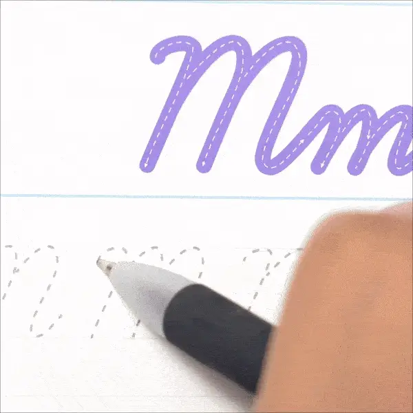 Une personne s'entraîne à écrire la lettre « M » sur une feuille avec des lignes pointillées, à l'aide d'un stylo.
