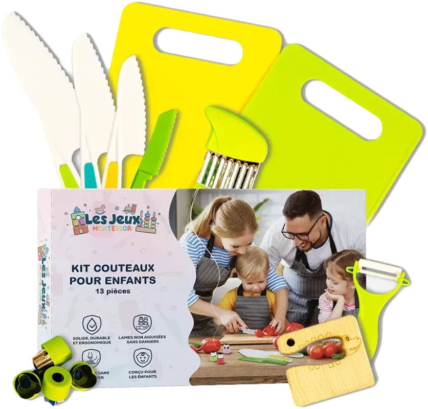 L'ensemble d'ustensiles de cuisine pour enfants comprend des planches à découper vertes et jaunes vibrantes, des couteaux sécuritaires, des éplucheurs et est livré dans une charmante boîte en papier ornée d'une image d'une famille cuisinant ensemble, rappelant une page d'atterrissage invitante.