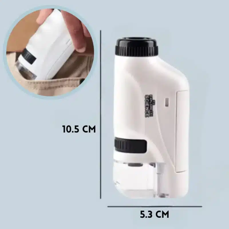 Le microscope portable, qui fait partie de notre Kit Sensoriel, mesure 10,5 cm de haut et 5,3 cm de large, parfaitement compact pour se glisser dans n'importe quelle poche de pantalon, rendant l'exploration portable sans effort.