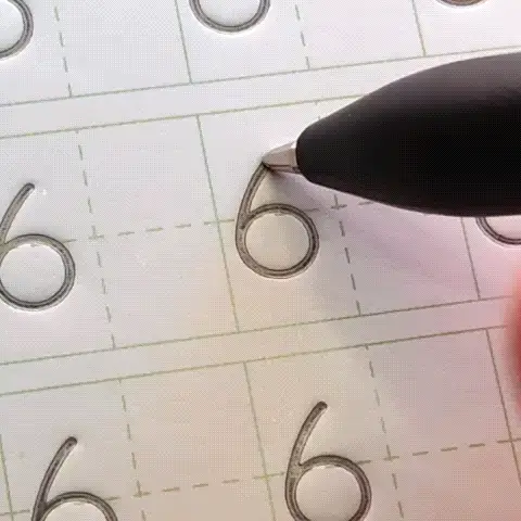 Un stylo traçant le chiffre six sur une feuille d'exercices remplie de six délimités.