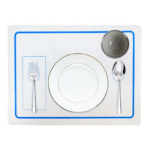 Le Set de table Montessori est un ensemble minimaliste comprenant une assiette blanche, une fourchette, une cuillère et une tasse sur un fond blanc et bleu calme.