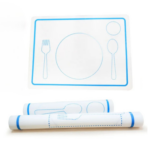 Le set de table Montessori A Set de Table présente un motif blanc avec des contours en pointillés bleus représentant des ustensiles et des assiettes. Deux sets de table enroulés supplémentaires sont inclus, parfaits pour un apprentissage interactif au moment des repas.