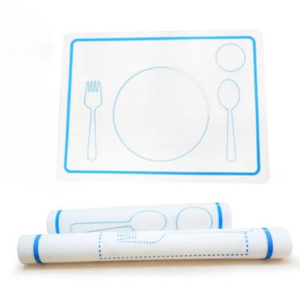 Le set de table Montessori A Set de Table présente un motif blanc avec des contours en pointillés bleus représentant des ustensiles et des assiettes. Deux sets de table enroulés supplémentaires sont inclus, parfaits pour un apprentissage interactif au moment des repas.