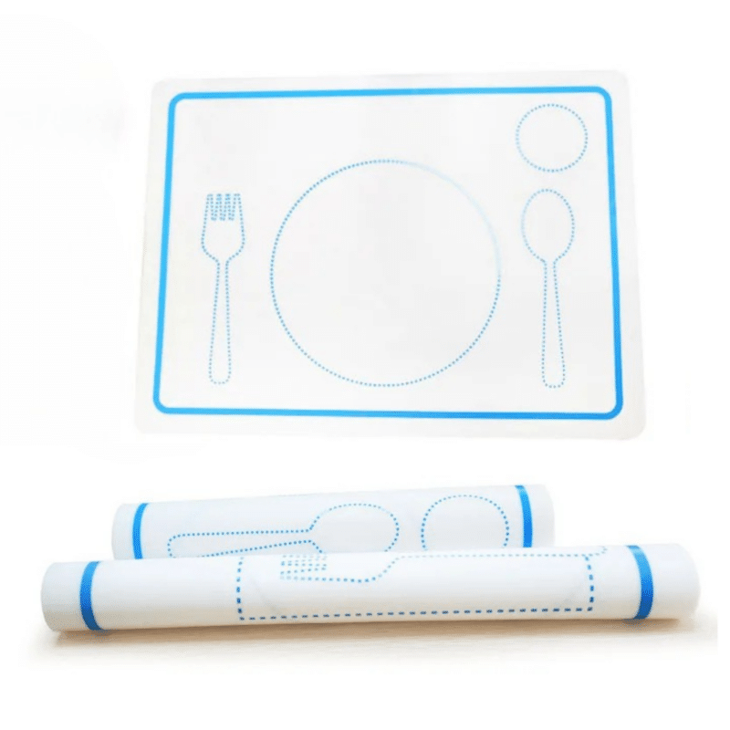 Le set de table Montessori A Set de Table présente un motif blanc avec des contours en pointillés bleus représentant des ustensiles et des assiettes. Deux sets de table enroulés supplémentaires sont inclus, parfaits pour un apprentissage interactif au moment des repas.
