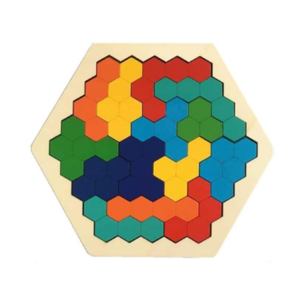Tangram en Bois – Hexagone : Un puzzle hexagonal inspiré d'un Tangram, présentant des tuiles rouges, bleues, vertes, jaunes et orange dans un design géométrique attrayant.