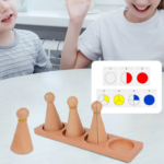 Deux personnes à une table jouent avec les « Quilles d’apprentissage des fractions », un puzzle en bois composé de quatre formes coniques. À proximité, une carte avec des motifs de cercles colorés offre un élément d’apprentissage ludique supplémentaire.