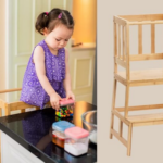 Une petite fille en robe violette joue avec des perles colorées sur le comptoir de la cuisine, se livrant à une activité Montessori. Quatre bacs de rangement contiennent ses trésors, tandis que le marchepied en bois Tour d’observation Montessori lui sert de plate-forme d’observation à côté du comptoir.