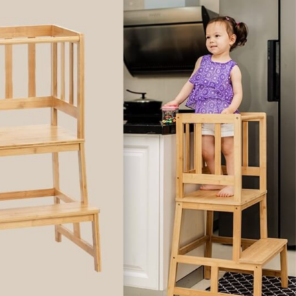 Un enfant se tient en toute sécurité sur une Tour d’observation Montessori, atteignant habilement le comptoir de la cuisine tout en utilisant la tour d’apprentissage en bois.