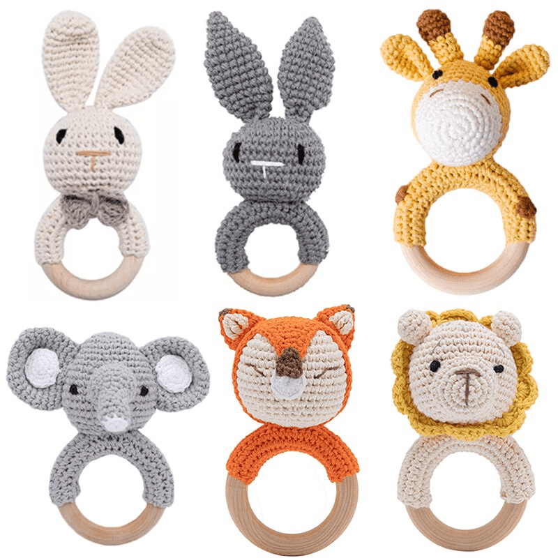 Découvrez six adorables « Anneaux de dentition Animaux – bois et crochet » : un lapin beige, un lapin gris, une girafe jaune, un éléphant gris, un renard orange et un lion beige. Chacun est doté d'un anneau en bois pour une prise en main facile et est parfaitement conçu pour le plus grand plaisir des petits.