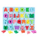 Puzzle alphabet avec lettres colorées et images correspondantes, comme une pomme pour A, un livre pour B et un gâteau pour C, placés sur un fond bleu. Certaines lettres ont été supprimées.